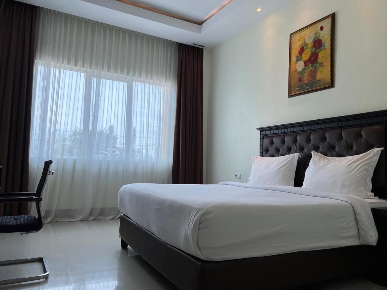 Kirei Hotel Bantaeng Buitenkant foto