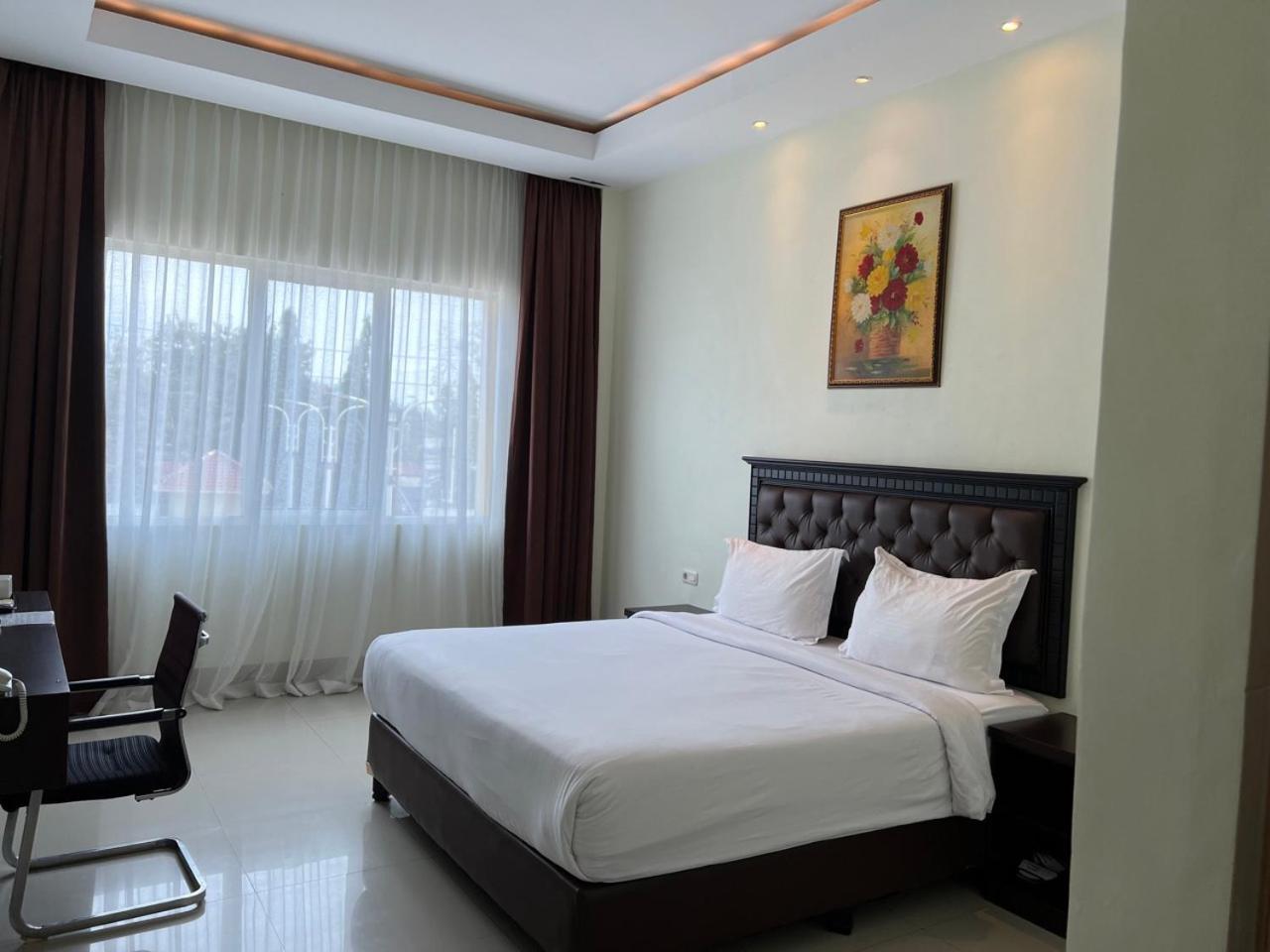 Kirei Hotel Bantaeng Buitenkant foto