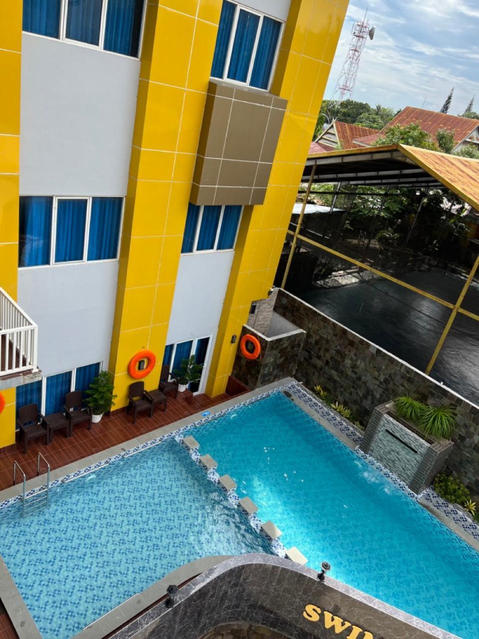 Kirei Hotel Bantaeng Buitenkant foto