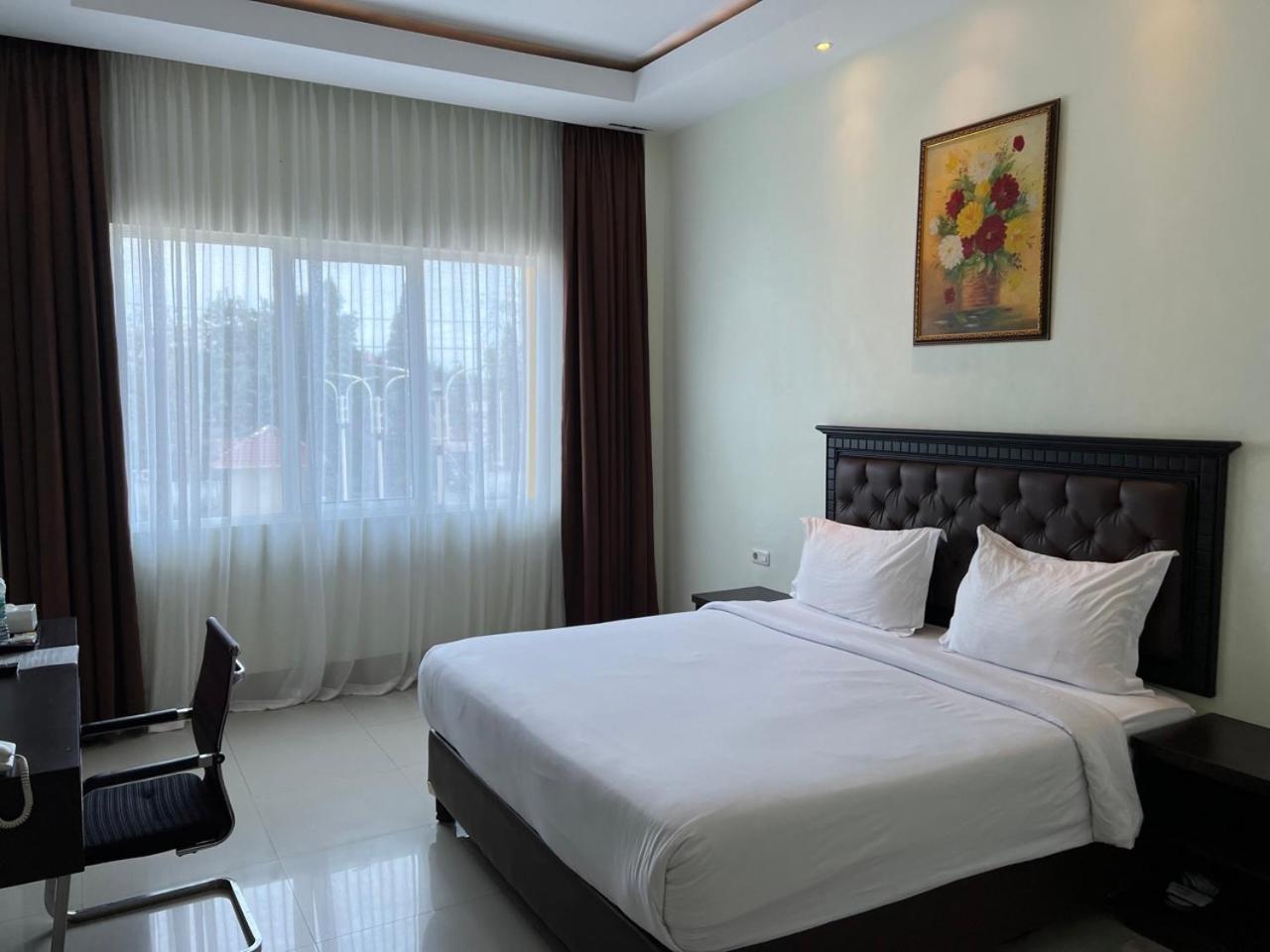 Kirei Hotel Bantaeng Buitenkant foto