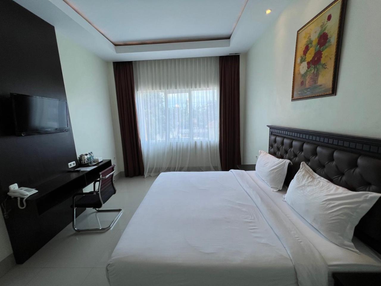 Kirei Hotel Bantaeng Buitenkant foto