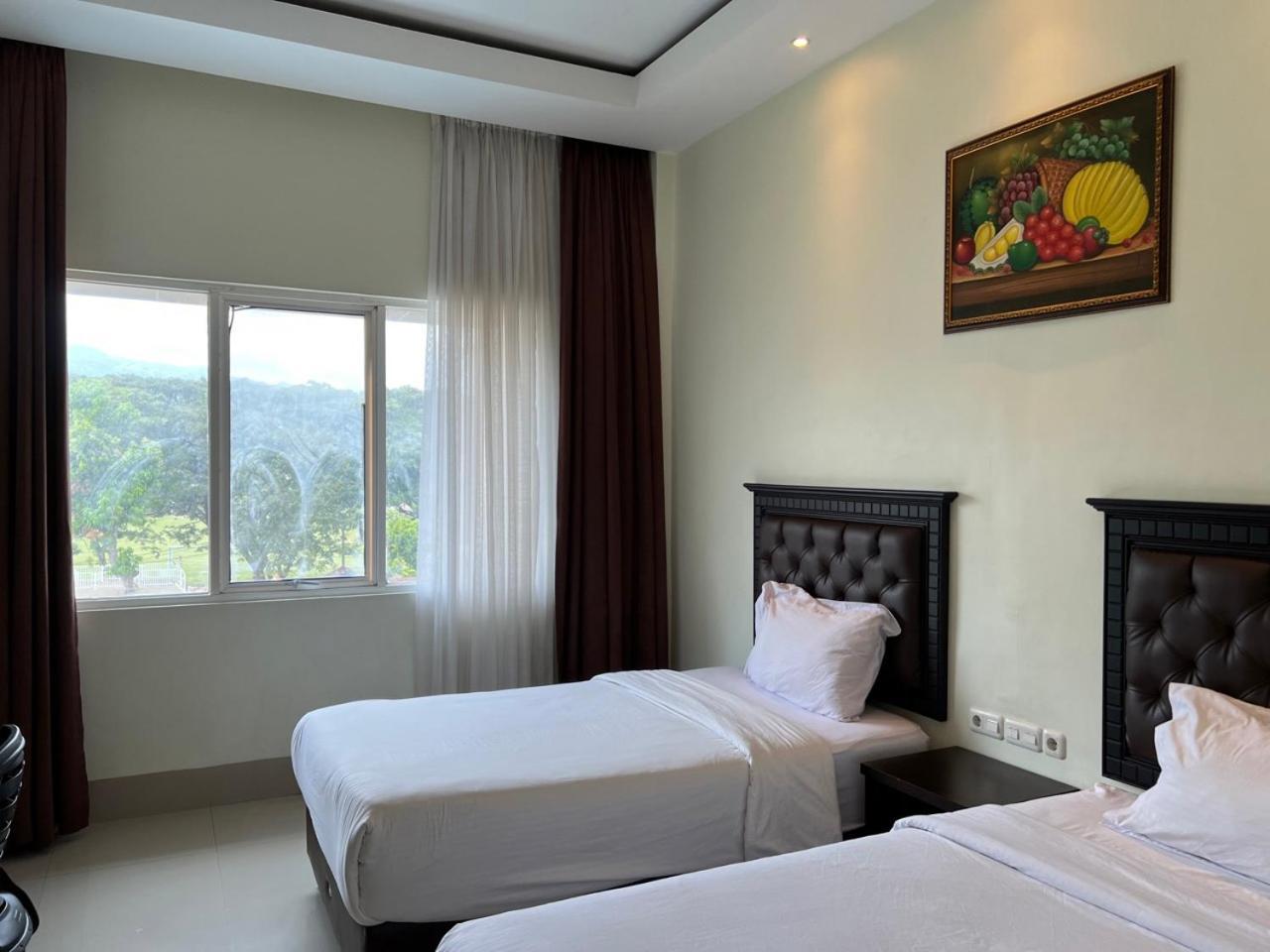 Kirei Hotel Bantaeng Buitenkant foto