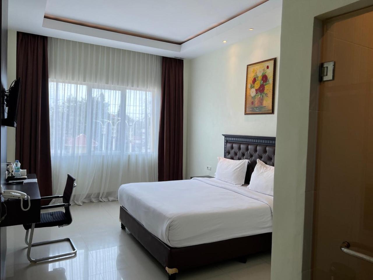 Kirei Hotel Bantaeng Buitenkant foto