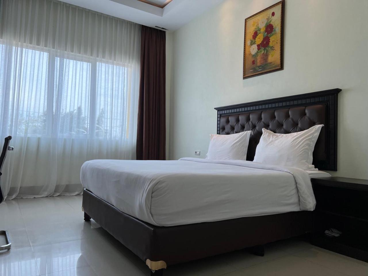 Kirei Hotel Bantaeng Buitenkant foto