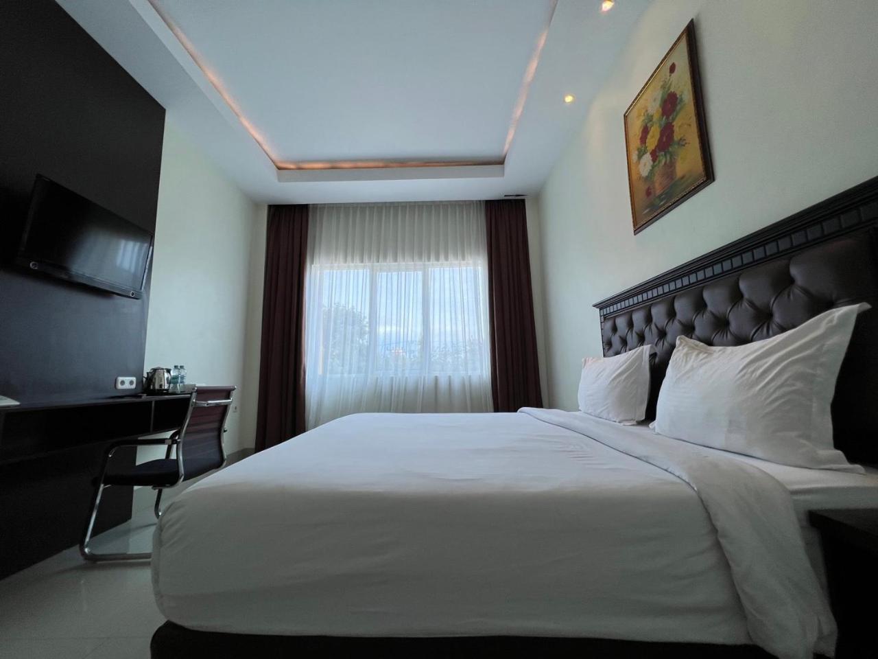 Kirei Hotel Bantaeng Buitenkant foto