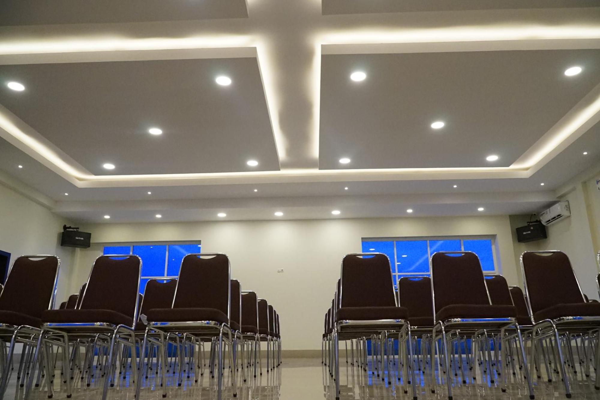Kirei Hotel Bantaeng Buitenkant foto