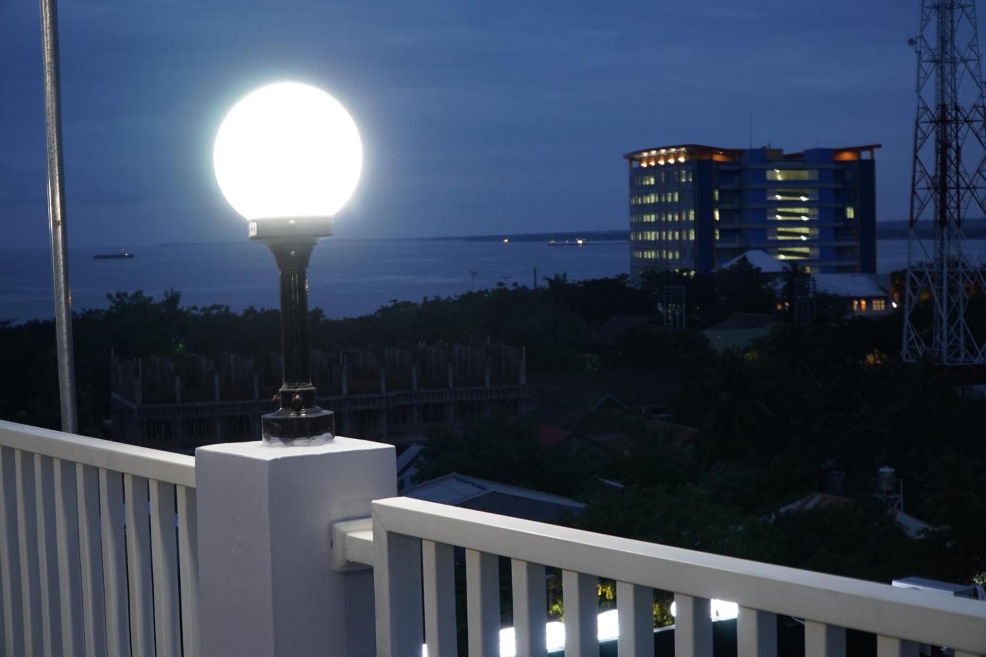 Kirei Hotel Bantaeng Buitenkant foto