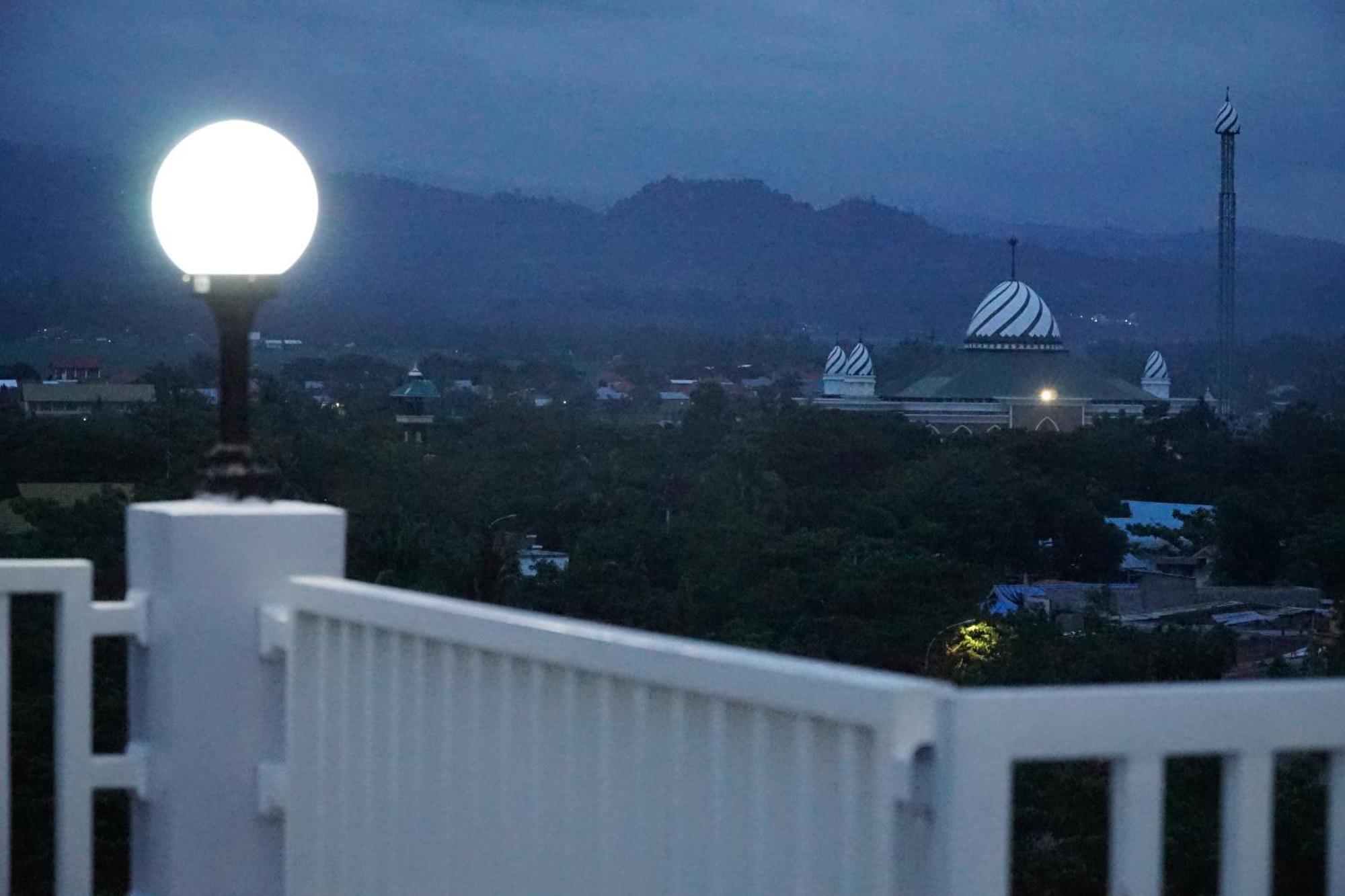 Kirei Hotel Bantaeng Buitenkant foto