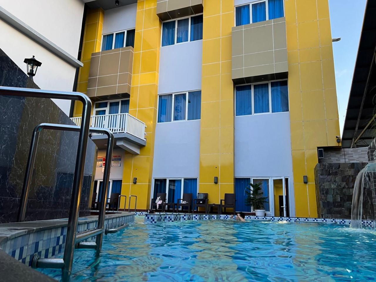 Kirei Hotel Bantaeng Buitenkant foto