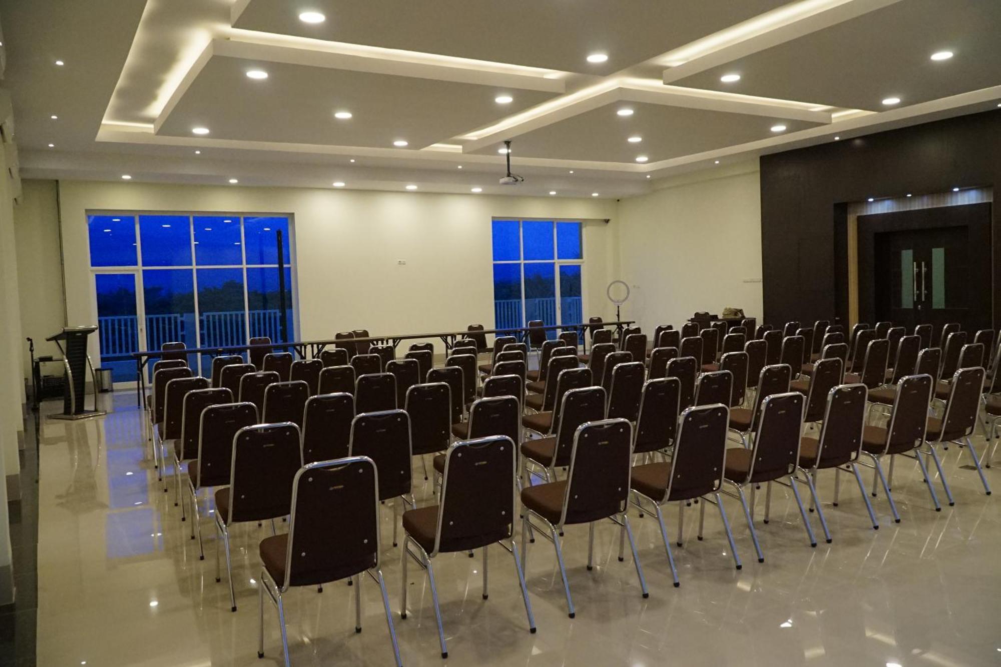 Kirei Hotel Bantaeng Buitenkant foto