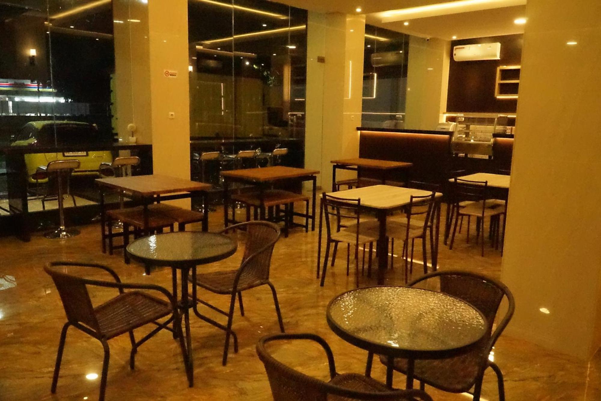 Kirei Hotel Bantaeng Buitenkant foto